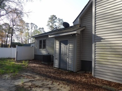 Great home. 3 bedrooms/2 bathrooms.  All new flooring and fresh on Arrowhead Country Club in South Carolina - for sale on GolfHomes.com, golf home, golf lot