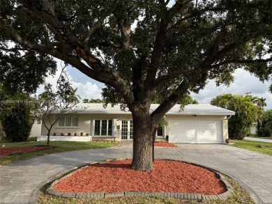 Opportunity awaits with this 3-bedroom, 2-bathroom Hollywood on Orangebrook Golf and Country Club in Florida - for sale on GolfHomes.com, golf home, golf lot