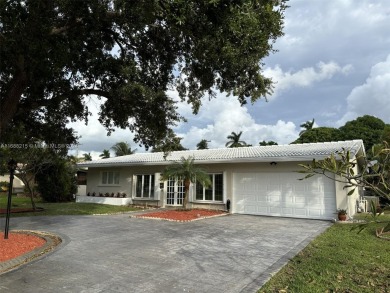 Opportunity awaits with this 3-bedroom, 2-bathroom Hollywood on Orangebrook Golf and Country Club in Florida - for sale on GolfHomes.com, golf home, golf lot