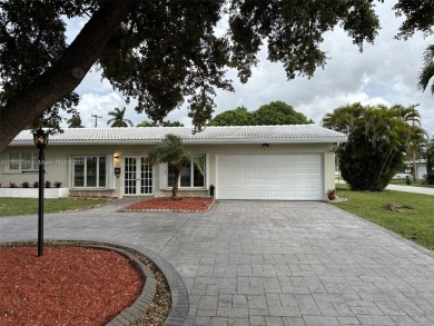 Opportunity awaits with this 3-bedroom, 2-bathroom Hollywood on Orangebrook Golf and Country Club in Florida - for sale on GolfHomes.com, golf home, golf lot