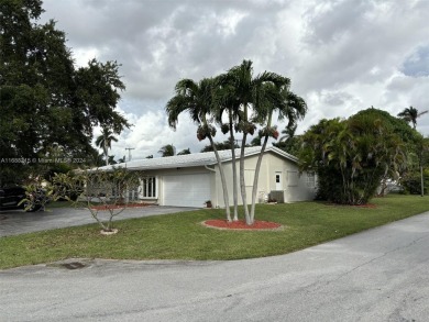 Opportunity awaits with this 3-bedroom, 2-bathroom Hollywood on Orangebrook Golf and Country Club in Florida - for sale on GolfHomes.com, golf home, golf lot