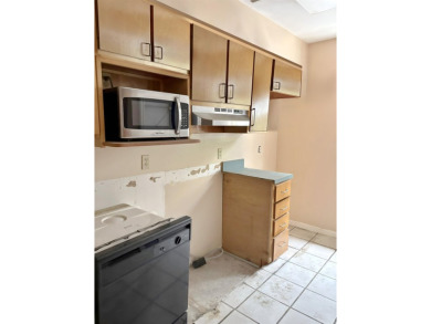End unit Townhouse with partial lake and Hilaman Golf Course on Hilaman Park Golf Course in Florida - for sale on GolfHomes.com, golf home, golf lot