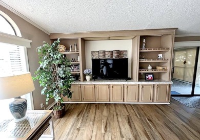 Updated 2/bd2/ba home offers an ideal blend of elegance & on Del Tura Golf and Country Club in Florida - for sale on GolfHomes.com, golf home, golf lot