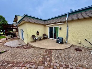 Enjoy beautiful, low-maintenance living in this updated 914 sq on Smoky Hill Country Club in Kansas - for sale on GolfHomes.com, golf home, golf lot