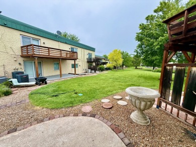 Enjoy beautiful, low-maintenance living in this updated 914 sq on Smoky Hill Country Club in Kansas - for sale on GolfHomes.com, golf home, golf lot