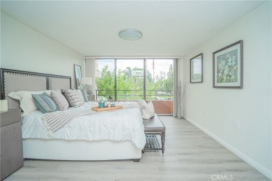 Welcome to this spacious 2 bedroom, 2 bathroom residence at The on Leisure Village Par 3 Golf Course in California - for sale on GolfHomes.com, golf home, golf lot