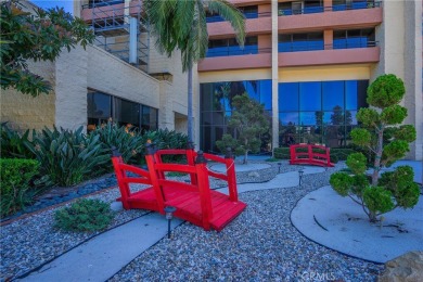 Welcome to this spacious 2 bedroom, 2 bathroom residence at The on Leisure Village Par 3 Golf Course in California - for sale on GolfHomes.com, golf home, golf lot