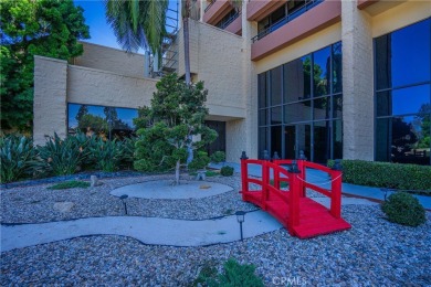 Welcome to this spacious 2 bedroom, 2 bathroom residence at The on Leisure Village Par 3 Golf Course in California - for sale on GolfHomes.com, golf home, golf lot