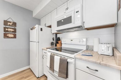 Sellers are offering an $1,000 dollar sellers credit. Indulge in on Pointe Royale Village Country Club in Missouri - for sale on GolfHomes.com, golf home, golf lot
