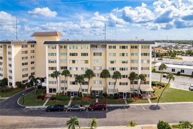 CHARMING STUDIO/EFFICIENCY WITH RESORT-STYLE AMENTIES. Welcome on Seminole Lake Country Club in Florida - for sale on GolfHomes.com, golf home, golf lot