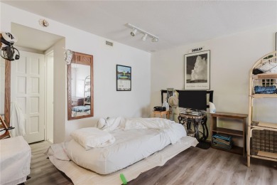 CHARMING STUDIO/EFFICIENCY WITH RESORT-STYLE AMENTIES. Welcome on Seminole Lake Country Club in Florida - for sale on GolfHomes.com, golf home, golf lot
