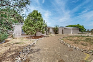 Great location right across the street from Arroyo del Oso golf on Arroyo Del Oso Golf Course in New Mexico - for sale on GolfHomes.com, golf home, golf lot