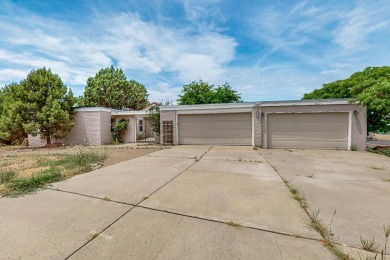 Great location right across the street from Arroyo del Oso golf on Arroyo Del Oso Golf Course in New Mexico - for sale on GolfHomes.com, golf home, golf lot