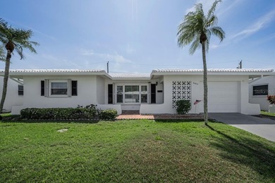 This charming home offers approximately 1,450 square feet of on Mainlands Golf Club in Florida - for sale on GolfHomes.com, golf home, golf lot