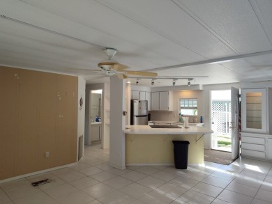 CALLING ALL FLIPPERS**LAKESIDE FIXER UPPER** NEEDS A/C AND A on Vista Plantation Golf Club in Florida - for sale on GolfHomes.com, golf home, golf lot