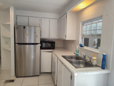 CALLING ALL FLIPPERS**LAKESIDE FIXER UPPER** NEEDS A/C AND A on Vista Plantation Golf Club in Florida - for sale on GolfHomes.com, golf home, golf lot