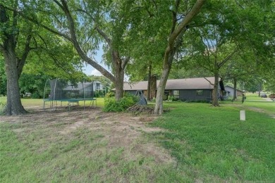 Single story home with incredible views of Indian Springs golf on Indian Springs Country Club in Oklahoma - for sale on GolfHomes.com, golf home, golf lot