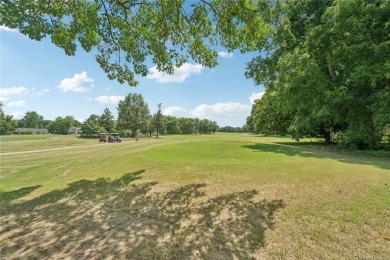 Single story home with incredible views of Indian Springs golf on Indian Springs Country Club in Oklahoma - for sale on GolfHomes.com, golf home, golf lot