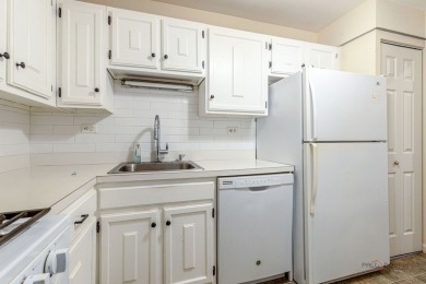 Great Location - Don't Miss Out!  Located near Route 53, this on Twin Lakes Golf Course in Illinois - for sale on GolfHomes.com, golf home, golf lot