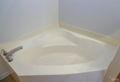 3BR/2.5BA Tiger Lake townhome (2,056 sf). 2003 build features on Tiger Point Golf and Country Club in Florida - for sale on GolfHomes.com, golf home, golf lot