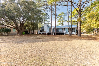 Seller is offering a $7,000 allowance!! Motivated seller! on Harbour Point Golf Club in North Carolina - for sale on GolfHomes.com, golf home, golf lot