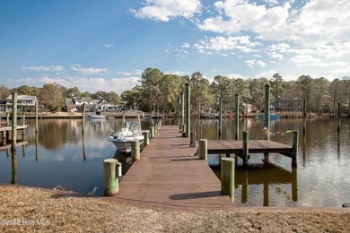 Seller is offering a $7,000 allowance!! Motivated seller! on Harbour Point Golf Club in North Carolina - for sale on GolfHomes.com, golf home, golf lot