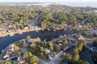 Seller is offering a $7,000 allowance!! Motivated seller! on Harbour Point Golf Club in North Carolina - for sale on GolfHomes.com, golf home, golf lot