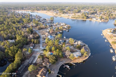 Seller is offering a $7,000 allowance!! Motivated seller! on Harbour Point Golf Club in North Carolina - for sale on GolfHomes.com, golf home, golf lot