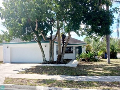 Charming 3 bedroom, 2 bath CBS home on large corner lot on The Golf Club of Jupiter in Florida - for sale on GolfHomes.com, golf home, golf lot