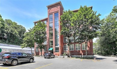 This lovely one bed, one bath condo is located within the much on Kirkbrae Country Club in Rhode Island - for sale on GolfHomes.com, golf home, golf lot