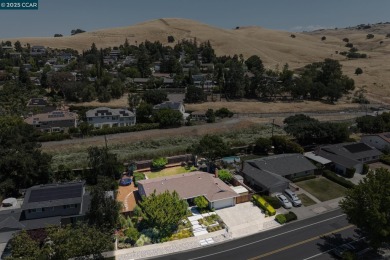 Offers by 10am, Wed, 6/4. Beautiful single-level home on Boundary Oak Golf Course in California - for sale on GolfHomes.com, golf home, golf lot