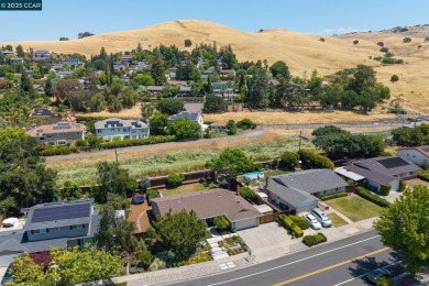 Offers by 10am, Wed, 6/4. Beautiful single-level home on Boundary Oak Golf Course in California - for sale on GolfHomes.com, golf home, golf lot