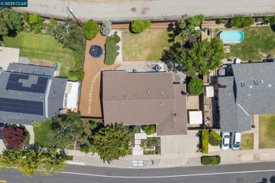 Offers by 10am, Wed, 6/4. Beautiful single-level home on Boundary Oak Golf Course in California - for sale on GolfHomes.com, golf home, golf lot
