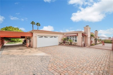 Welcome to a sprawling custom-built residence boasting one level on Los Verdes Golf Course in California - for sale on GolfHomes.com, golf home, golf lot