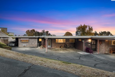 Enjoy low-maintenance golf course living on the 9th green of the on Tri-City Country Club in Washington - for sale on GolfHomes.com, golf home, golf lot