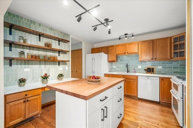 Absolutely lovely townhome in Swanbrooke of Prestbury invites on Bliss Creek Golf Club in Illinois - for sale on GolfHomes.com, golf home, golf lot