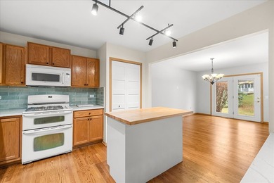 Absolutely lovely townhome in Swanbrooke of Prestbury invites on Bliss Creek Golf Club in Illinois - for sale on GolfHomes.com, golf home, golf lot