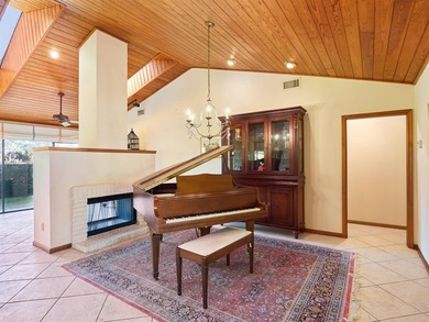 Rare opportunity in Marlwood Estates at PGA National! This on  in Florida - for sale on GolfHomes.com, golf home, golf lot