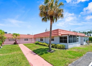 Step inside this charming ground-floor villa featuring 1 bedroom on Kings Point Golf - Executive in Florida - for sale on GolfHomes.com, golf home, golf lot