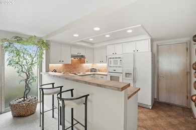 One of the Best Custom Floor Plans in Fairway Village. This on Fairway Village Golf and Country Club in Washington - for sale on GolfHomes.com, golf home, golf lot