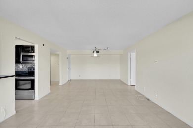 SELLER MOTIVATED-BRING REASONABLE OFFERS! Deluxe corner on Kings Point Golf -Flanders Way in Florida - for sale on GolfHomes.com, golf home, golf lot