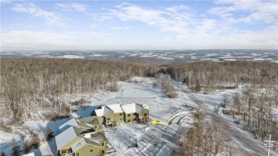 Escape to your mountain retreat! This condo offers the perfect on Hidden Valley Golf Club in Pennsylvania - for sale on GolfHomes.com, golf home, golf lot