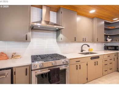 Discover timeless design and modern comfort in this stunning on  in Oregon - for sale on GolfHomes.com, golf home, golf lot