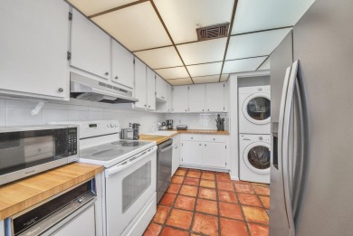 Welcome to this bright and spacious 2-bedroom, 2-bath condo on Hunters Run Golf and Country Club in Florida - for sale on GolfHomes.com, golf home, golf lot