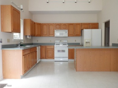 Welcome to this beautifully maintained 3-bedroom, 2-bath cluster on Gleneagles Golf Club in Ohio - for sale on GolfHomes.com, golf home, golf lot