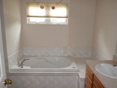Welcome to this beautifully maintained 3-bedroom, 2-bath cluster on Gleneagles Golf Club in Ohio - for sale on GolfHomes.com, golf home, golf lot