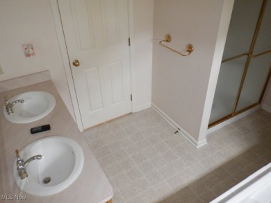 Welcome to this beautifully maintained 3-bedroom, 2-bath cluster on Gleneagles Golf Club in Ohio - for sale on GolfHomes.com, golf home, golf lot