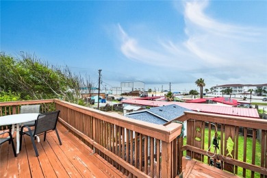 Charming and fully furnished 2-bedroom, 1-bath Cottage with a on Rockport Country Club in Texas - for sale on GolfHomes.com, golf home, golf lot