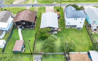 Charming and fully furnished 2-bedroom, 1-bath Cottage with a on Rockport Country Club in Texas - for sale on GolfHomes.com, golf home, golf lot