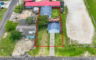 Charming and fully furnished 2-bedroom, 1-bath Cottage with a on Rockport Country Club in Texas - for sale on GolfHomes.com, golf home, golf lot